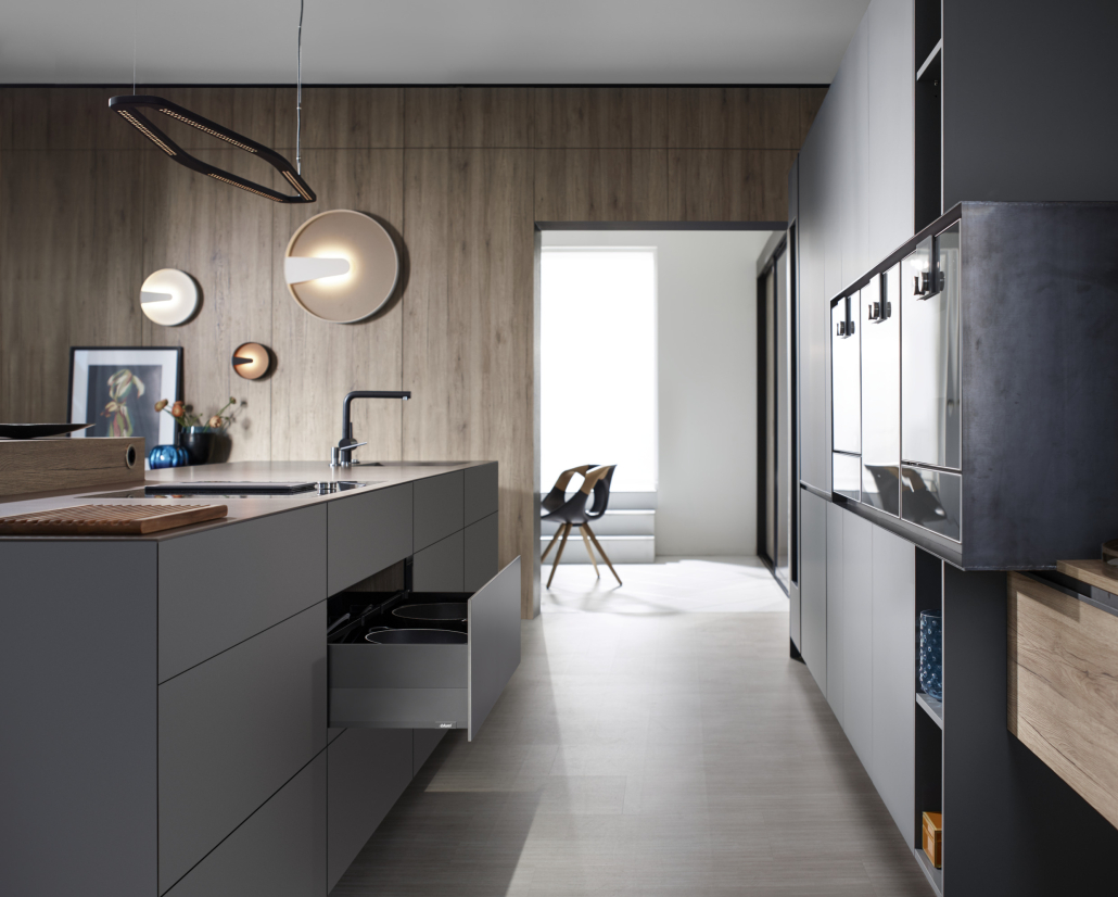 MERIVOBOX high fronted pull-out with BOXCAP in height E and EXPANDO T in the kitchen.